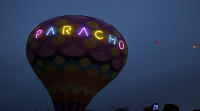Cielo de Paracho se llena de color con clausura del festival de globos de cantoya