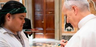 #Viral | De lo sagrado a lo pop: El Papa León XIV firma y bendice una carta pokémon