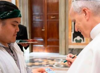 #Viral | De lo sagrado a lo pop: El Papa León XIV firma y bendice una carta pokémon