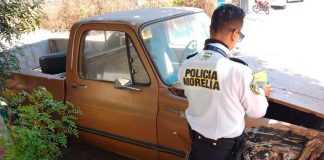 Retira Policía Morelia vehículos abandonados sobre banquetas y vialidades