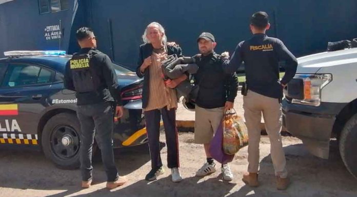 Policía Morelia traslada a FGE a hombre que fue golpeado