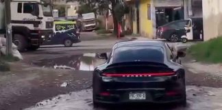 #VIDEO || Porsche negro desafía baches y charcos como todo un veterano