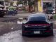 #VIDEO || Porsche negro desafía baches y charcos como todo un veterano