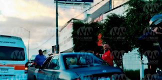 #VIDEO | Peatón muere hospitalizado tras caerle encima un poste derribado por ebrio automovilista