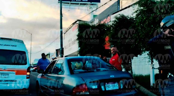 #VIDEO | Peatón muere hospitalizado tras caerle encima un poste derribado por ebrio automovilista