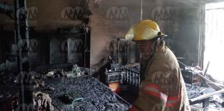 Adolescentes resultan intoxicados por humo tras incendio de casa en Huetamo