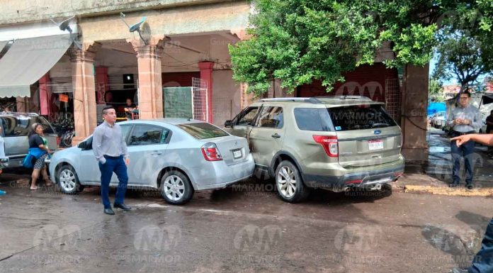 Choque entre tres vehículos provoca cierre vial en #Michoacán