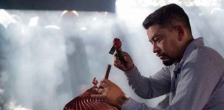 Salvador Escalante trabaja en un proyecto de salud para atender a artesanos del cobre