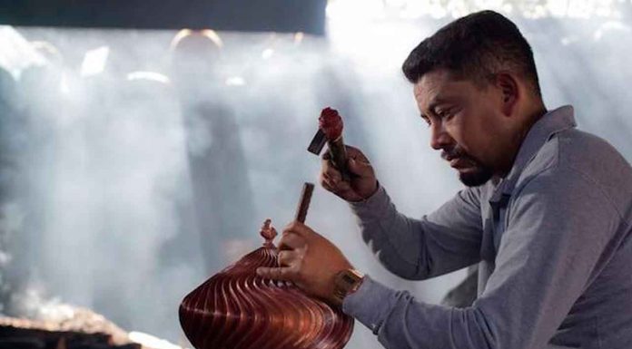 Salvador Escalante trabaja en un proyecto de salud para atender a artesanos del cobre