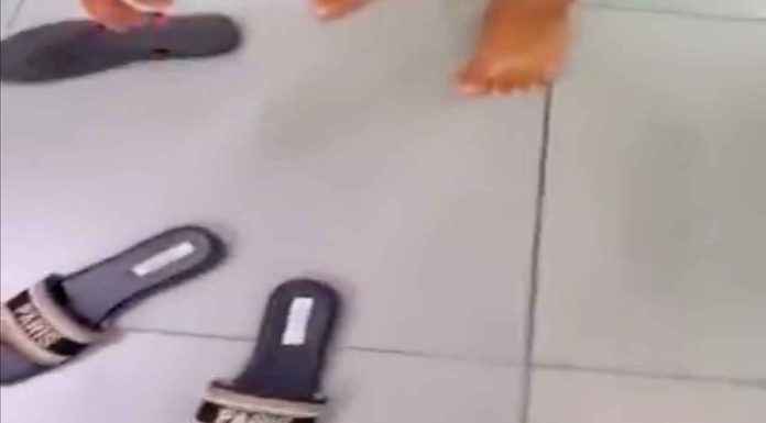 #VIDEO || ¡Se le olvidó pagar… de lo cómoda que iba! Una clienta en Campeche protagoniza curioso descuido con unas sandalias nuevas