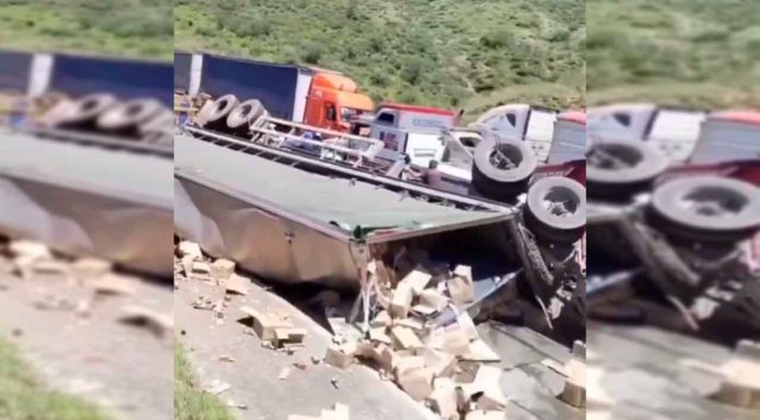 #VIDEO || Volcadura de tráiler con cerveza provoca rapiña en Aguascalientes