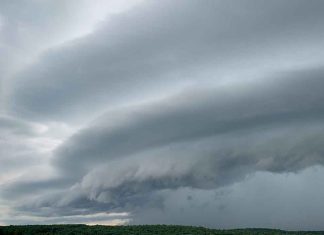 #VIDEO || Una gigantesca shelf cloud cubre la ciudad en plena alerta meteorológica