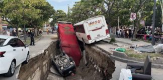 #VIDEO | Enorme socavón en Guadalajara atrapa vehículos y deja lesionados