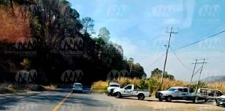 Hallan a un hombre ej3cut4do sobre la carretera a la presa de Matanguarán