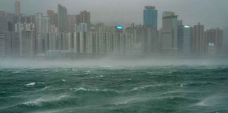 #VIDEO || Tifón Co‑May toca tierra en la costa este de China: más de 280,000 evacuados en Shanghái