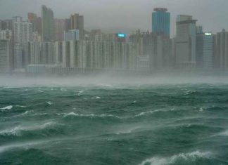 #VIDEO || Tifón Co‑May toca tierra en la costa este de China: más de 280,000 evacuados en Shanghái