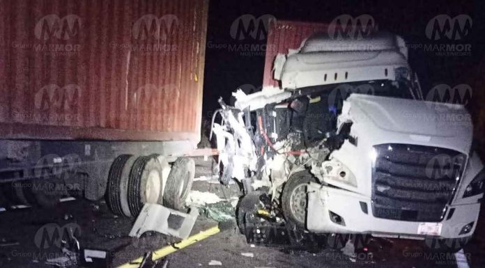 Aparatoso choque por alcance entre tráileres deja un lesionado