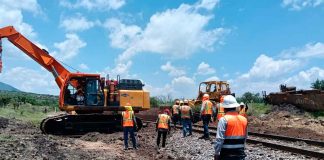 SSP y Defensa resguardan tren descarrilado, en Maravatío