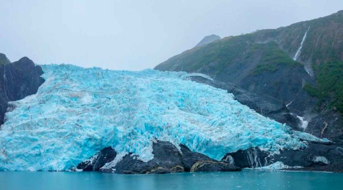 #VIDEO || 🧊🌊 ¡Tsunamis de hielo en Siberia! La naturaleza más salvaje se desata en el lago Baikal