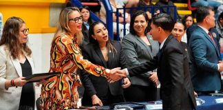 A construir proyectos y a trabajar en equipo, insta Yarabí Ávila a egresados de Bachillerato