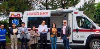 Entrega Bedolla nueva ambulancia a presidenta municipal de Queréndaro