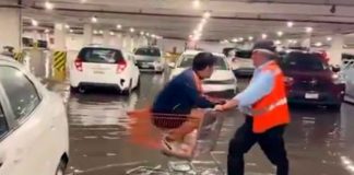 #VIDEO || “Viene, viene” convierte carrito en lancha y se vuelve héroe urbano en Puebla