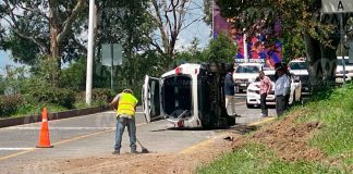 #VIDEO | Vuelca lujosa camioneta en la zona de Tres Marías, Morelia