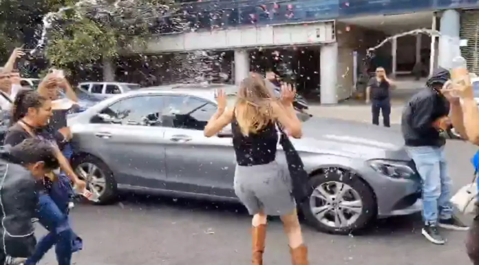 #VIDEO || Ximena Pichel enfrenta furiosa protesta tras audiencia en la CDMX