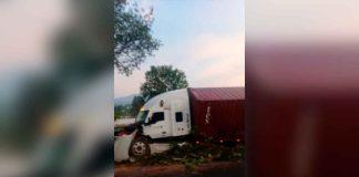 #IMAGENES Tráiler se sale del camino y una patrulla volcada, en la Morelia – Pátzcuaro