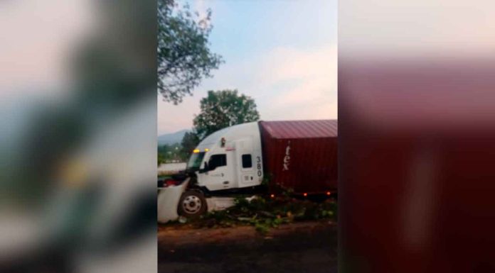 #IMAGENES Tráiler se sale del camino y una patrulla volcada, en la Morelia – Pátzcuaro