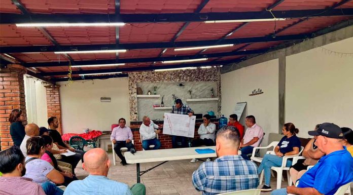 Adolfo Torres lidera reunión con vecinos y transportistas por obras de agua potable