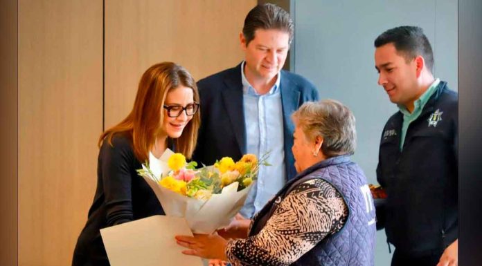 Alfonso Martínez y Paola Delgadillo reconocen a los Adultos Mayores