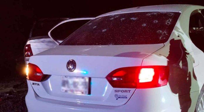 Persecución y balacera en tierra caliente; hay dos presuntos delincuentes abatidos y una familia herida por choque