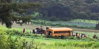 Un muerto y tres heridos, tras aparatoso choque entre autobús de personal y tolva, en Purépero