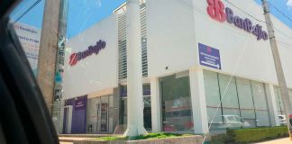 Empistolado asalta Banbajío en la colonia Bosques Camelinas, al sur de Morelia