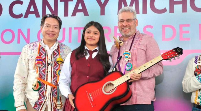 Con entrega de guitarras de Paracho a secundarias se reforzará la producción de artesanos: Bedolla
