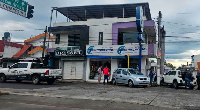 Accidente vehicular en zona comercial de Uruapan deja dos heridos