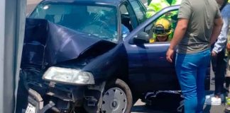 Automovilista se estrella contra poste metálico en el Puente Paso Catarinas, Morelia