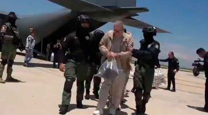 México entrega a EU a 26 presuntos criminales; destacan líderes del narcotráfico y operadores de alto perfil