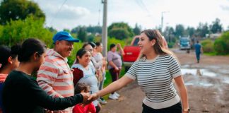 Dayana Pérez Mendoza atiende directamente a familias de Acapulquillo