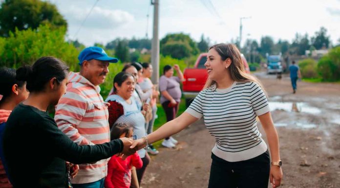 Dayana Pérez Mendoza atiende directamente a familias de Acapulquillo