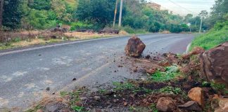 Se presenta desprendimiento de rocas en la carretera Tacámbaro-Chupio tras lluvias