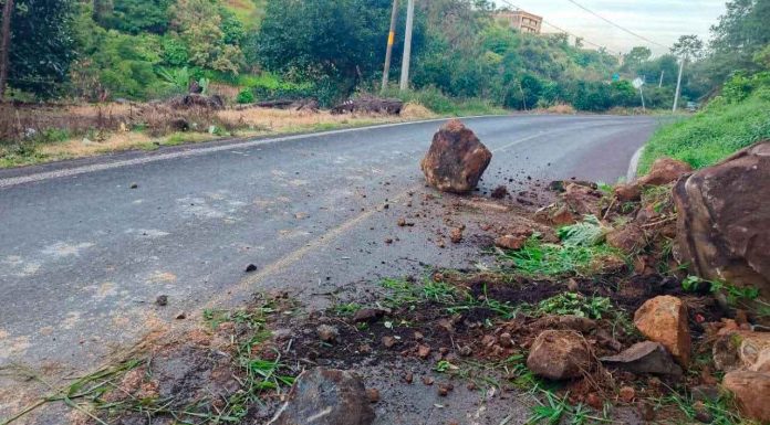 Se presenta desprendimiento de rocas en la carretera Tacámbaro-Chupio tras lluvias