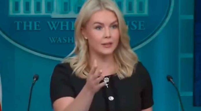 #SEGUMIENTO|| Karoline Leavitt: Nicolás Maduro es un fugitivo, afirma la secretaria de prensa de la Casa Blanca