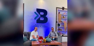 LIC. José Humberto Martínez conversa con Carlos Soto, presidente municipal de Zamora, sobre los logros de su Primer Informe de Gobierno