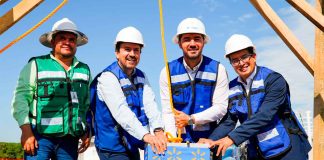 El Dr. Manuel Gálvez coloca la primera piedra del nuevo Walmart en Sahuayo