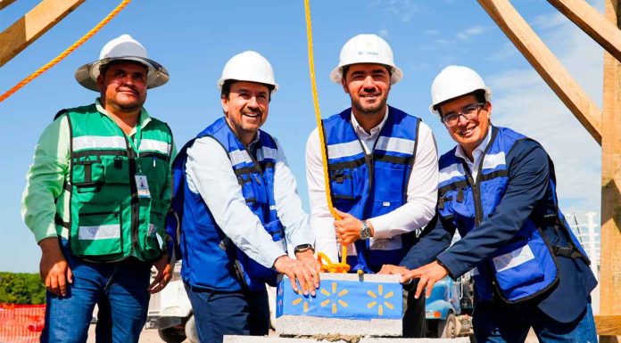El Dr. Manuel Gálvez coloca la primera piedra del nuevo Walmart en Sahuayo