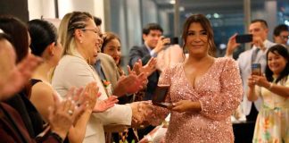 Perita en Trabajo Social de la Fiscalía General recibe la Presea al Mérito Profesional 2025