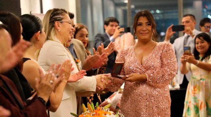 Perita en Trabajo Social de la Fiscalía General recibe la Presea al Mérito Profesional 2025