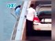 # VIDEO Un taxista salvó a una mujer que intentaba lanzarse desde un puente